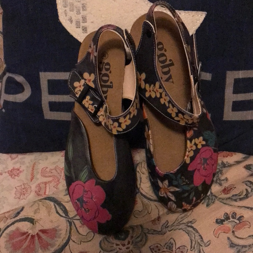 Black floral clogs size 38 / 7.5